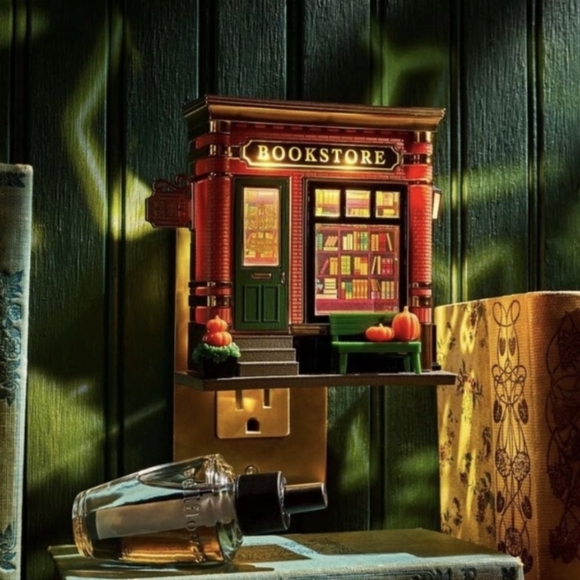 **VIRAL** Bath & Body Works Bookstore Wallflowers Night Light with Pumpkins - Picture 1 of 5